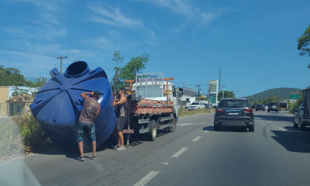 Caixa d'água cai de caminhão e trava a RJ-106, em São Gonçalo