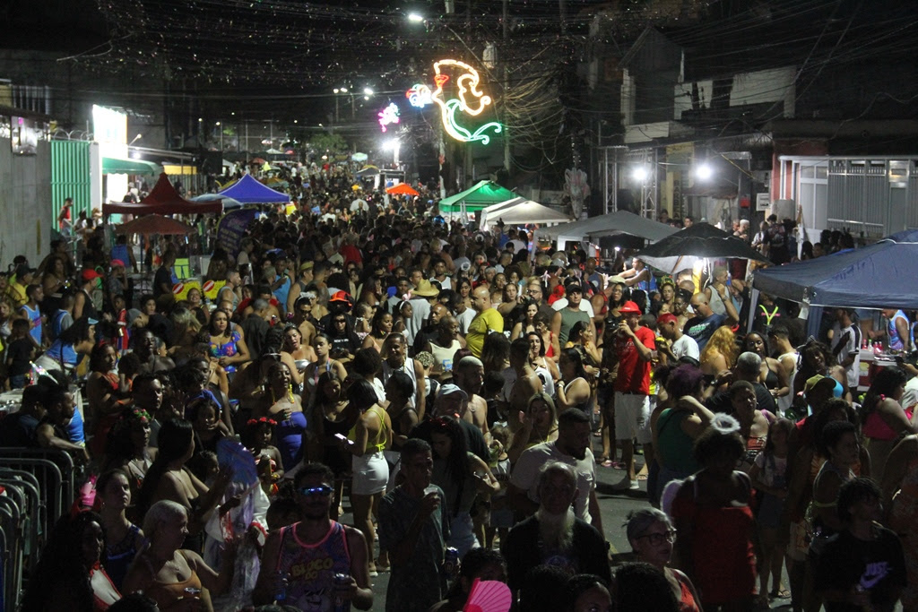 Carnaval de rua atrai milhares de foliões em São Gonçalo