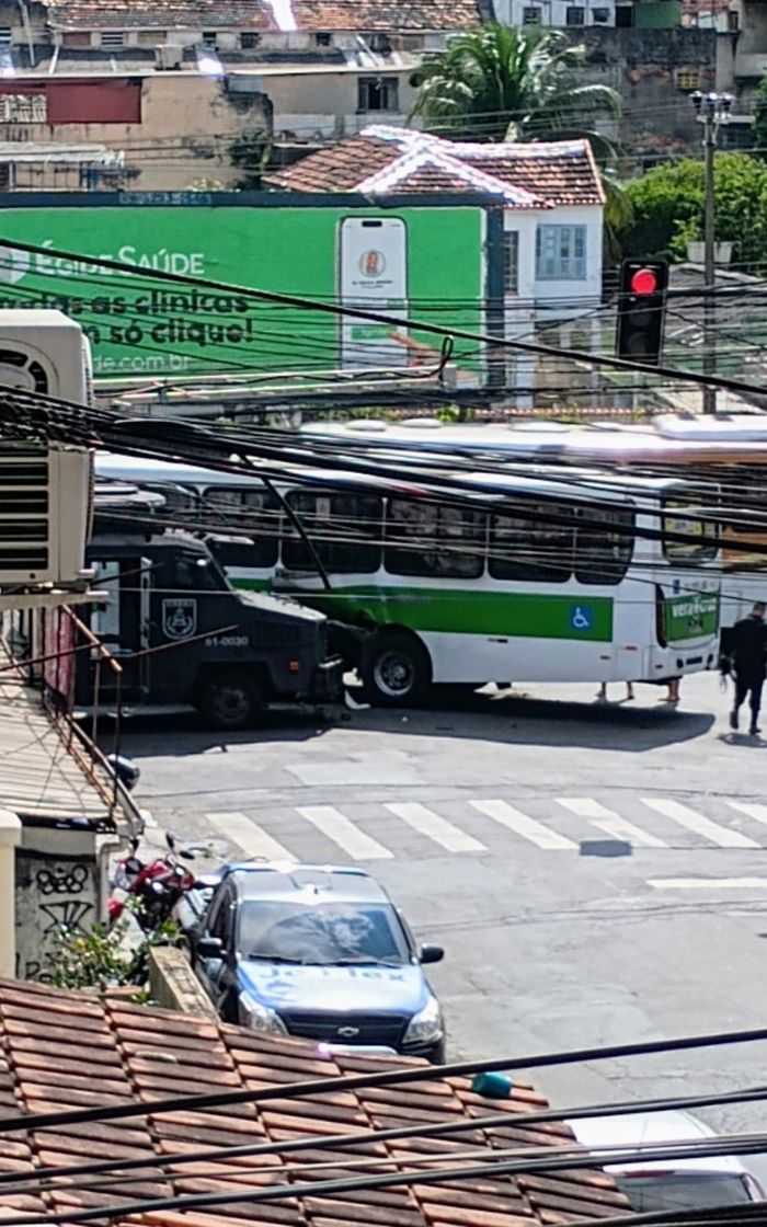 Caveirão da PM bate em ônibus no Rio; 12 feridos