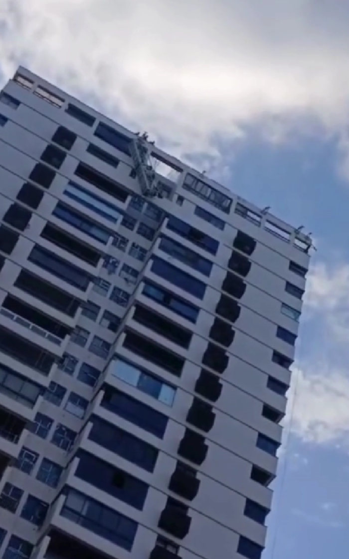 Corda de andaime se rompe e deixa homens pendurados no Rio; vídeo