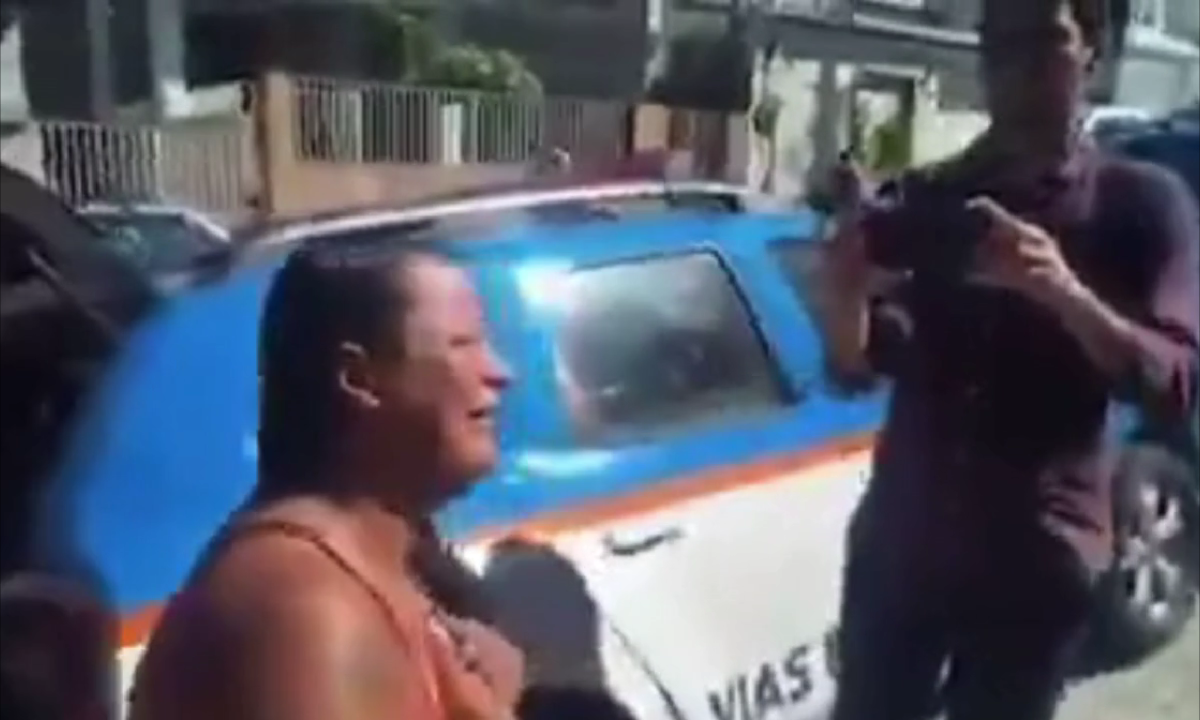 'É o presente de Dia das Mães?': mulher se desespera ao ver o filho preso