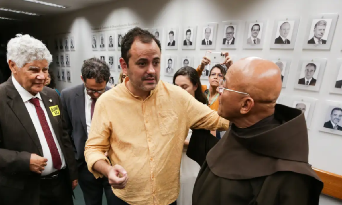 Em greve de fome, Glauber Braga acampa na Câmara dos Deputados