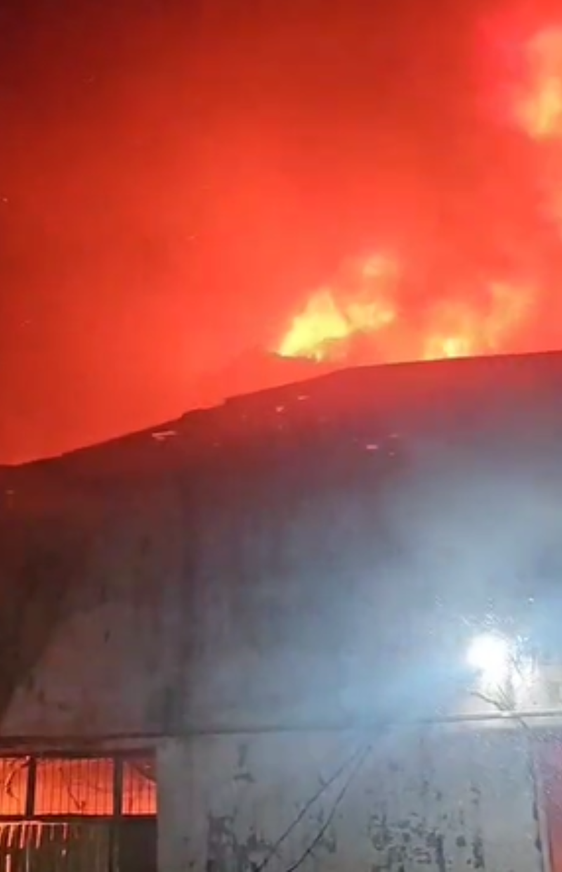 Incêndio de grandes proporções atinge galpão no Rio; vídeo