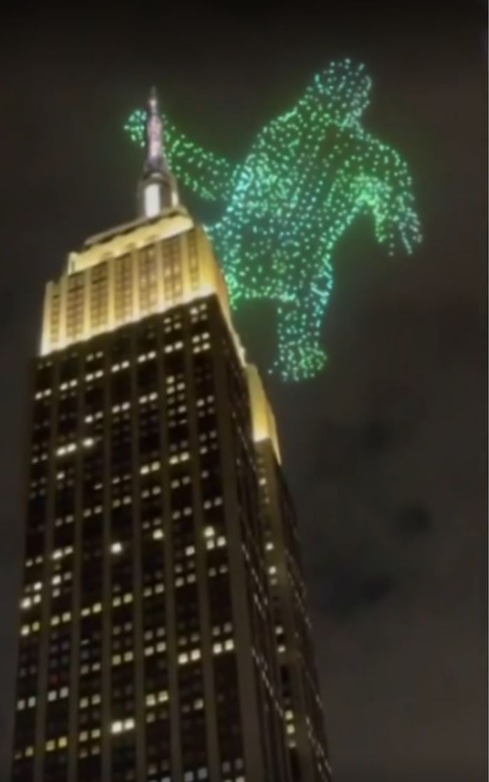 King Kong 'escala' prédio icônico nos EUA; vídeo