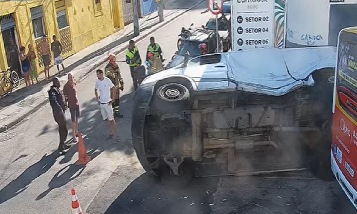 Manhã de caos! Van tomba após colidir com ônibus no Rio