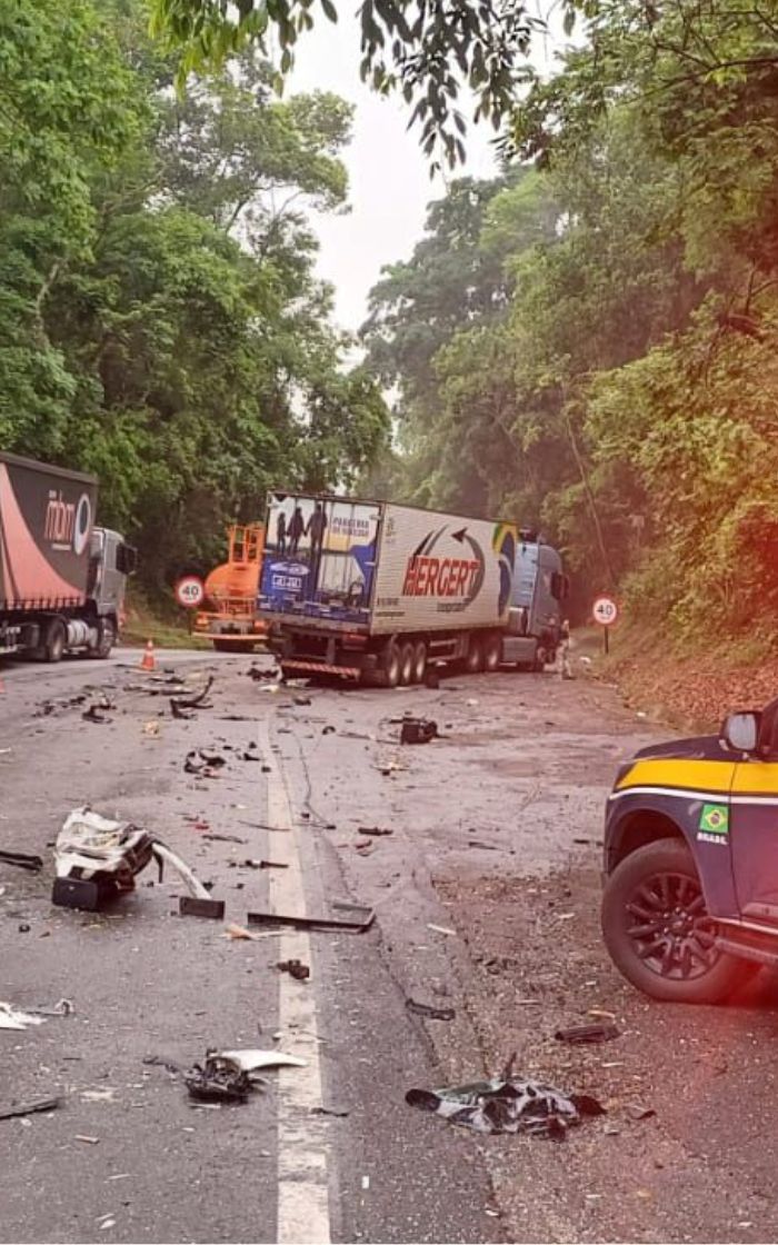 Motorista preso às ferragens na Serra das Araras; trânsito fechado