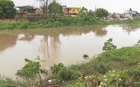Mulher desaparece após cair em rio durante chuva na Baixada