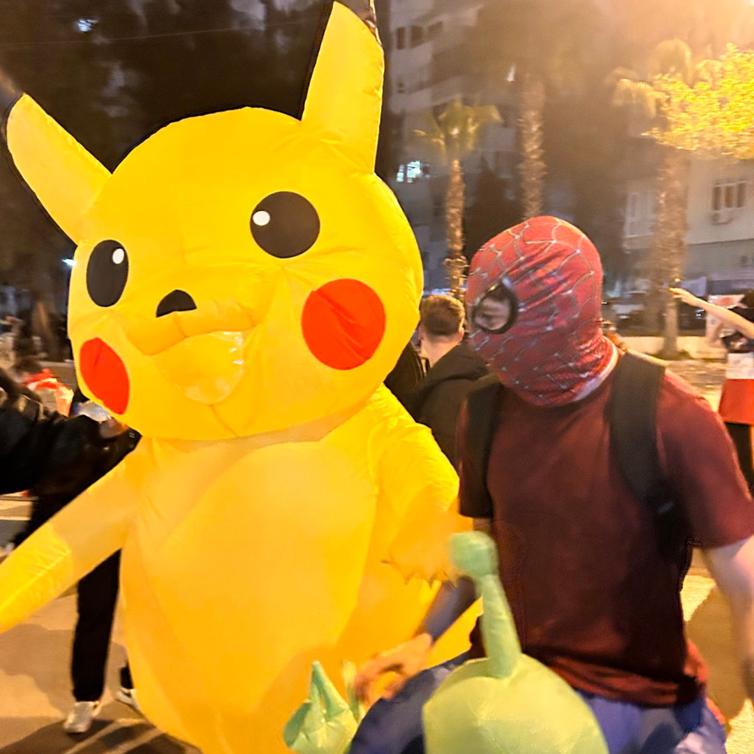 Pokebola, vai! 'Pikachu' foge da polícia durante protesto; vídeo
