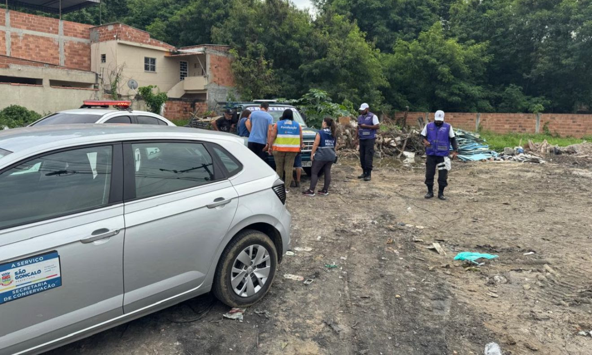 Porcalhões multados após descarte irregular de lixo em SG