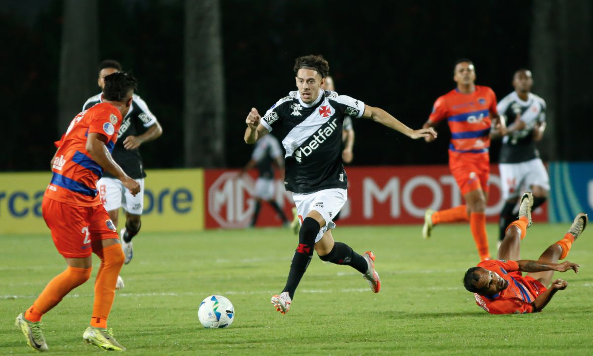 Sem vencer há 7 jogos, Vasco encara o Vitória neste sábado