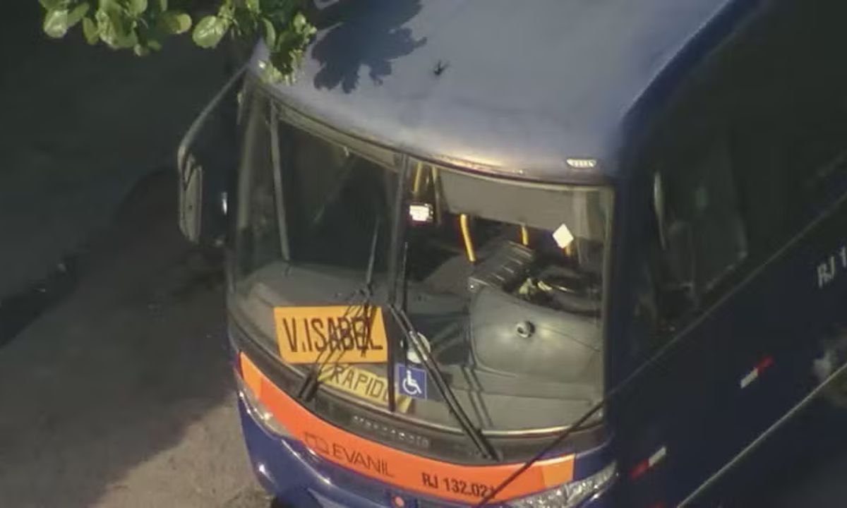 Tiro e passageiro pisoteado em assalto dentro de ônibus lotado