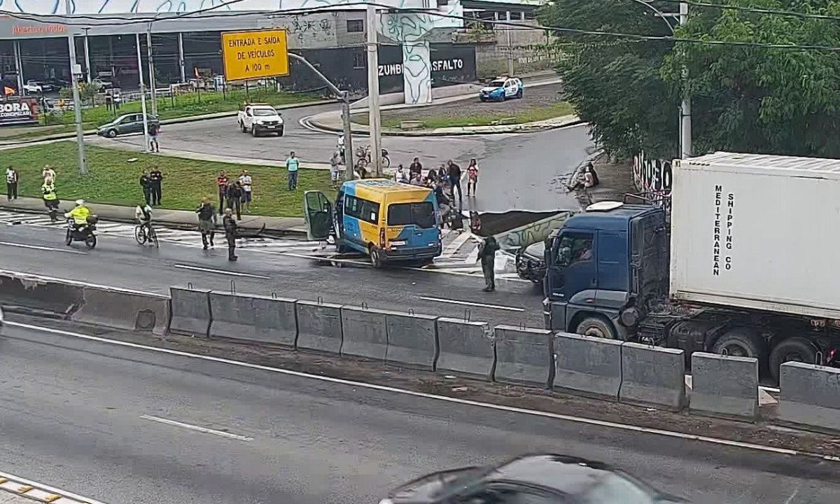 Van capota e deixa nove feridos na Avenida Brasil