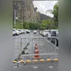 Caminhão perdeu o eixo traseiro e subiu no canteiro da RJ-106