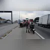 Imagem ilustrativa da imagem Carro capota e deixa trânsito lento na Avenida Brasil