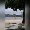 Equipes fazem a retirada da areia da pista