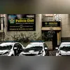 Iram (camisa azul) é conduzido por policiais