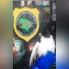 Bombeiros atuando no rescaldo do incêndio