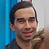 A jovem ficou com o rosto bastante machucado