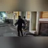 Ladrões usaram uma barra de ferro para arrombar a porta e entrar no estabelecimento