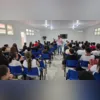 Caminhão perdeu o eixo traseiro e subiu no canteiro da RJ-106
