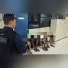 O preso foi autuado por porte ilegal de arma de fogo de uso restrito e organização criminosa armada