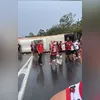 Imagem ilustrativa da imagem Ônibus com torcedores do Flamengo tomba e deixa feridos; vídeo