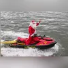 Imagem ilustrativa da imagem Papai Noel chega de moto aquática e surpreende crianças no Rio
