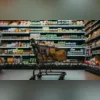 Imagem ilustrativa da imagem Supermercado com vagas para ensino fundamental e salário acima de R$ 1,7 mil