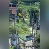 Uma motocicleta não teve tempo de reagir; ocupantes sofreram ferimentos graves