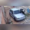 Imagem ilustrativa da imagem Vídeo: boi solto empurra carro, corre atrás de família e causa destruição