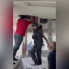 Policiais conseguiram retirar as crianças, imobilizar o homem e encaminhá-lo para a delegacia