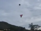 Balão gigante cai em área de mata e quase pega fogo em Niterói; vídeo