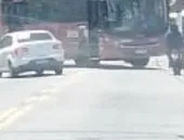 Bandidos sequestram ônibus e usam como barricada em São Gonçalo