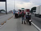 Carro capota e deixa trânsito lento na Avenida Brasil