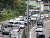 Carro capota na RJ-104, em São Gonçalo