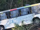 Mais de 30 pessoas ficam feridas em ônibus que tombou no Rio
