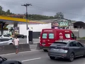 Mulher é atropelada por van na RJ-106, em São Gonçalo