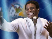 Neguinho da Beija-Flor puxa o samba na virada em Maricá