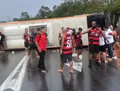 Ônibus com torcedores do Flamengo tomba e deixa feridos; vídeo