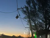 Poste prestes a cair deixa motoristas com medo em Maricá