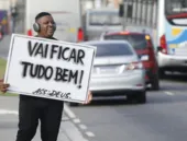 'Vai ficar tudo bem': o cartaz que chama atenção no trânsito em São Gonçalo