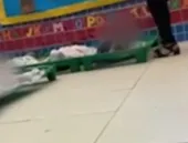 Vídeo chocante mostra professora agredindo crianças na Região dos Lagos