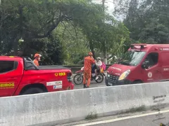 Acidente com ônibus e moto complica trânsito na RJ-104, em Niterói
