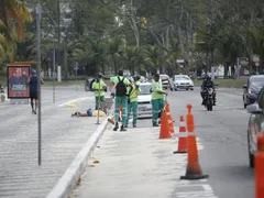 Areia da praia invade o asfalto na orla de Niterói
