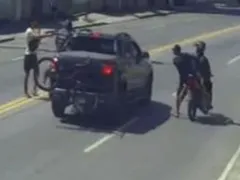 Assaltantes armados causam terror em rua principal de São Gonçalo; vídeo