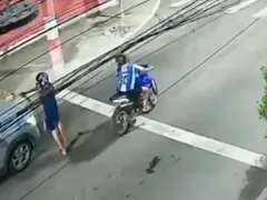 Assalto é flagrado por câmera no Centro de Niterói