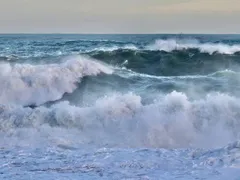 Aviso de ressaca em Niterói; veja a previsão do tempo para o finde