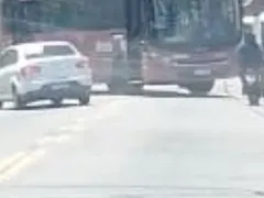 Bandidos sequestram ônibus e usam como barricada em São Gonçalo