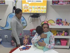 Bebê é internado em SG após engolir pilha e moeda em casa