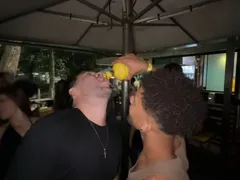 Beijo dos famosos: Lucas Leto e Álvaro 'ficam' em festa no quiosque